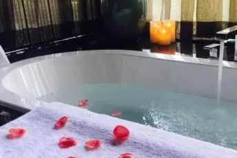 杭州江干水疗池中的失重冥想：当身体学会漂浮